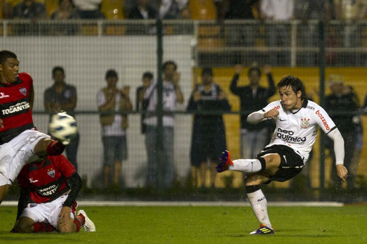 Willian chuta e faz e segundo gol do Corinthians durante a partida entre Corinthians x Atltico-GO, realizada esta noite no estdio do Pacaembu, vlida pela 28 rodada do Campeonato Brasileiro de 2011