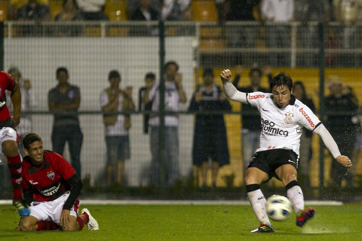 Willian chuta e faz o segundo gol do Corinthians durante a partida entre Corinthians x Atltico-GO, realizada esta noite no estdio do Pacaembu, vlida pela 28 rodada do Campeonato Brasileiro de 2011
