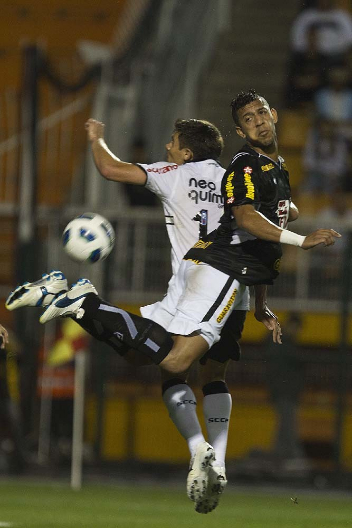 Alex e Antnio Carlos durante a partida entre Corinthians x Botafogo, realizada esta noite no estdio do Pacaembu, vlida pela 29 rodada do Campeonato Brasileiro de 2011