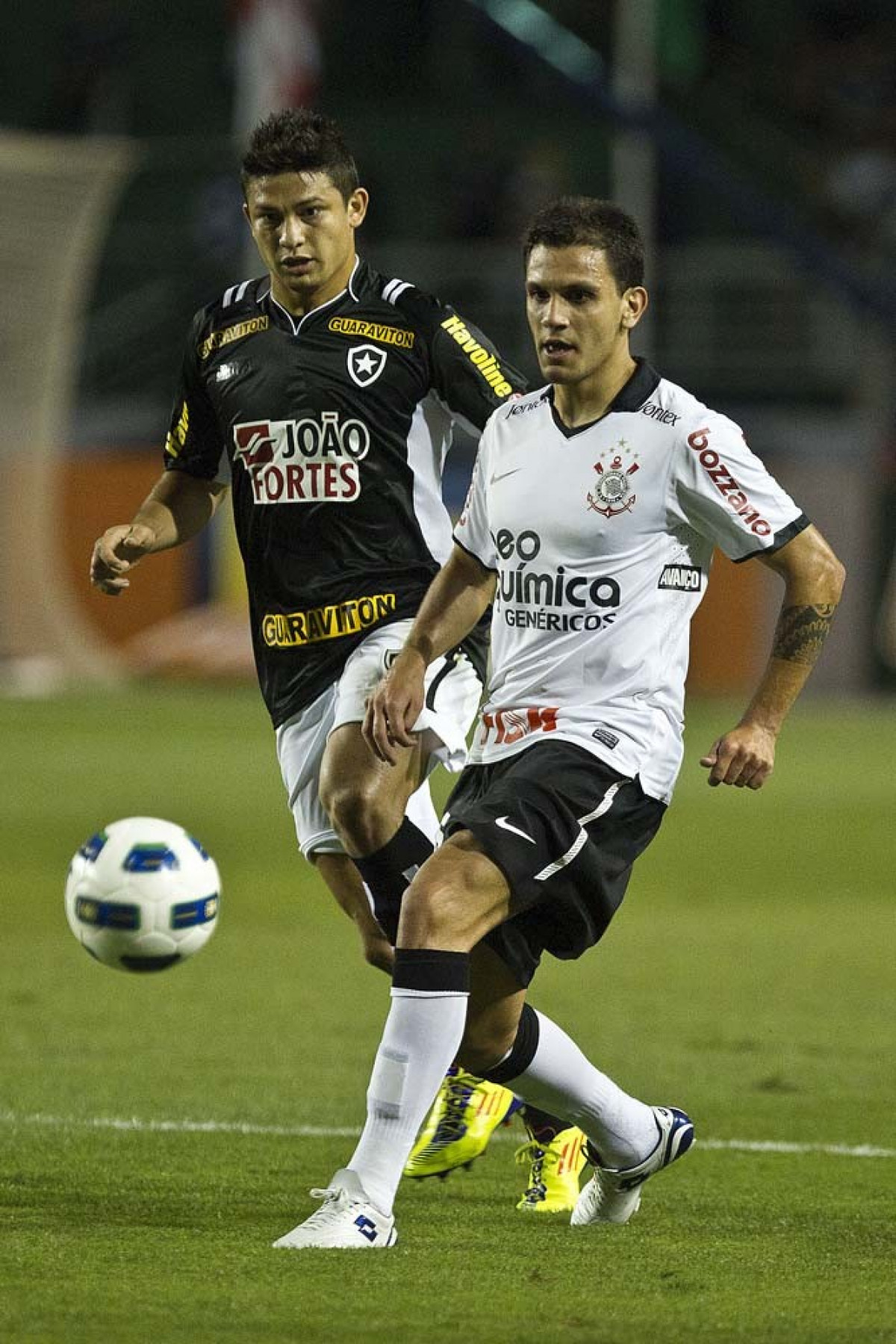 Elkesson e Fabio Santos durante a partida entre Corinthians x Botafogo, realizada esta noite no estdio do Pacaembu, vlida pela 29 rodada do Campeonato Brasileiro de 2011