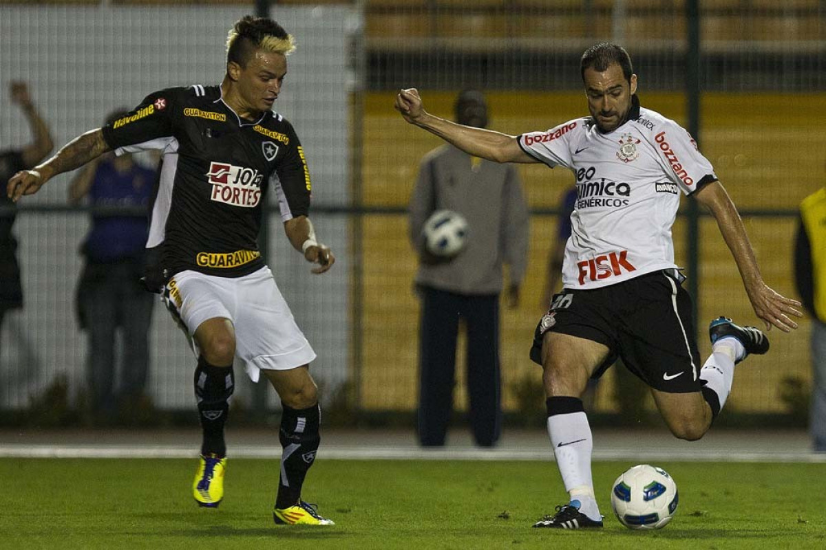 Fabio Ferreira e Danilo durante a partida entre Corinthians x Botafogo, realizada esta noite no estdio do Pacaembu, vlida pela 29 rodada do Campeonato Brasileiro de 2011