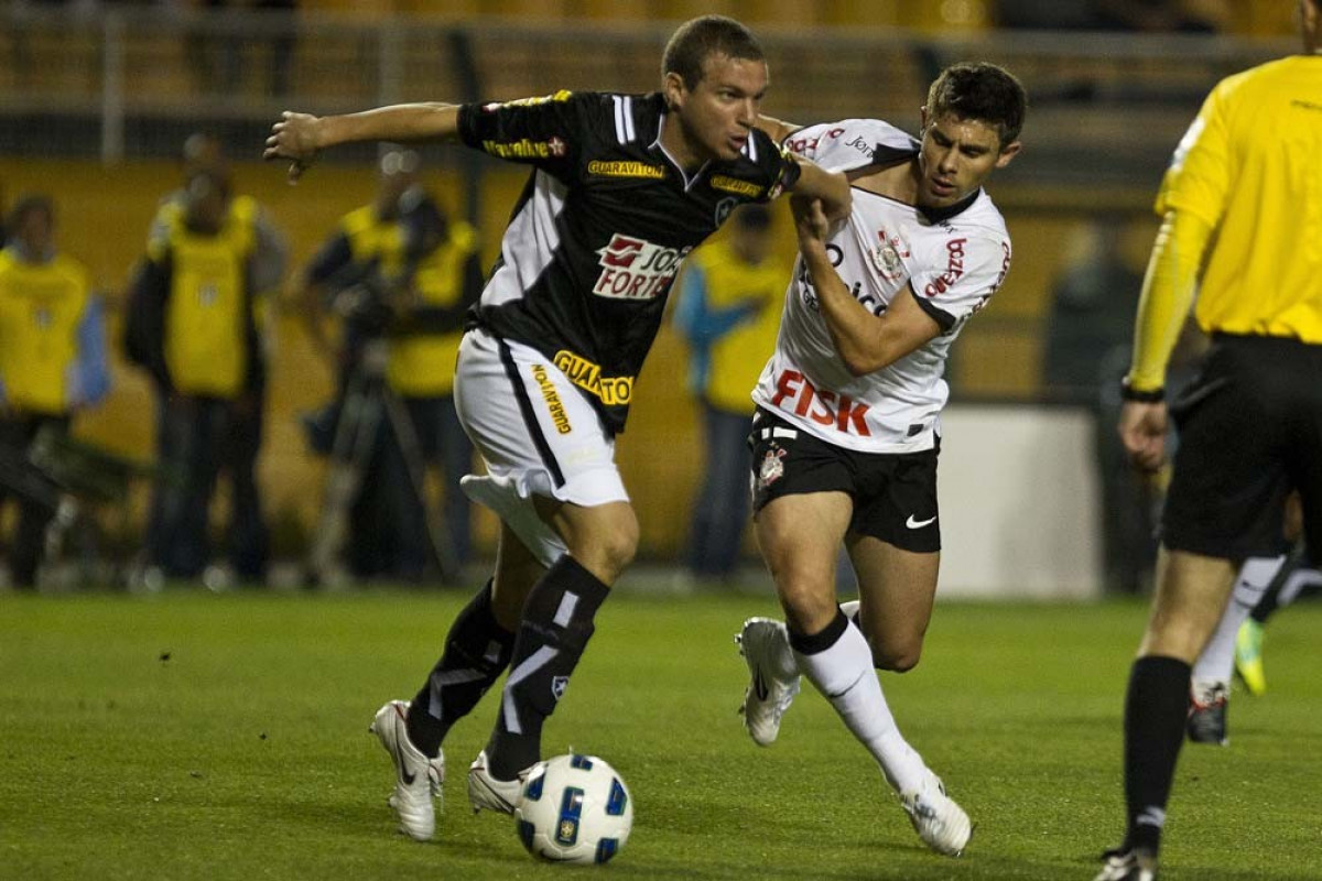 Marcelo Mattos e Alex durante a partida entre Corinthians x Botafogo, realizada esta noite no estdio do Pacaembu, vlida pela 29 rodada do Campeonato Brasileiro de 2011