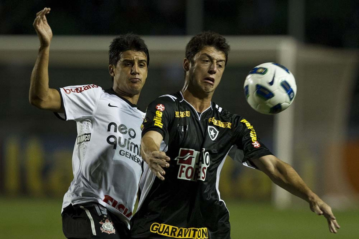 Moradei e Felipe Menezes durante a partida entre Corinthians x Botafogo, realizada esta noite no estdio do Pacaembu, vlida pela 29 rodada do Campeonato Brasileiro de 2011