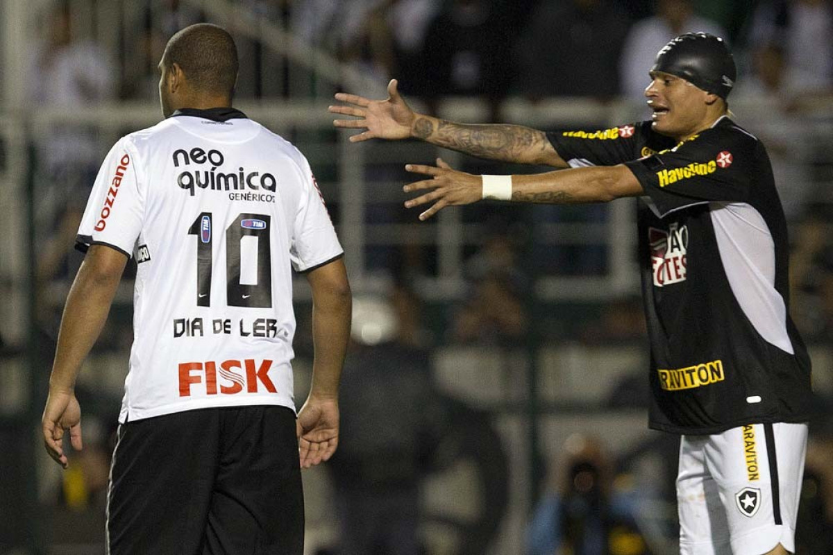 Adriano e Fabio Ferreira durante a partida entre Corinthians x Botafogo, realizada esta noite no estdio do Pacaembu, vlida pela 29 rodada do Campeonato Brasileiro de 2011