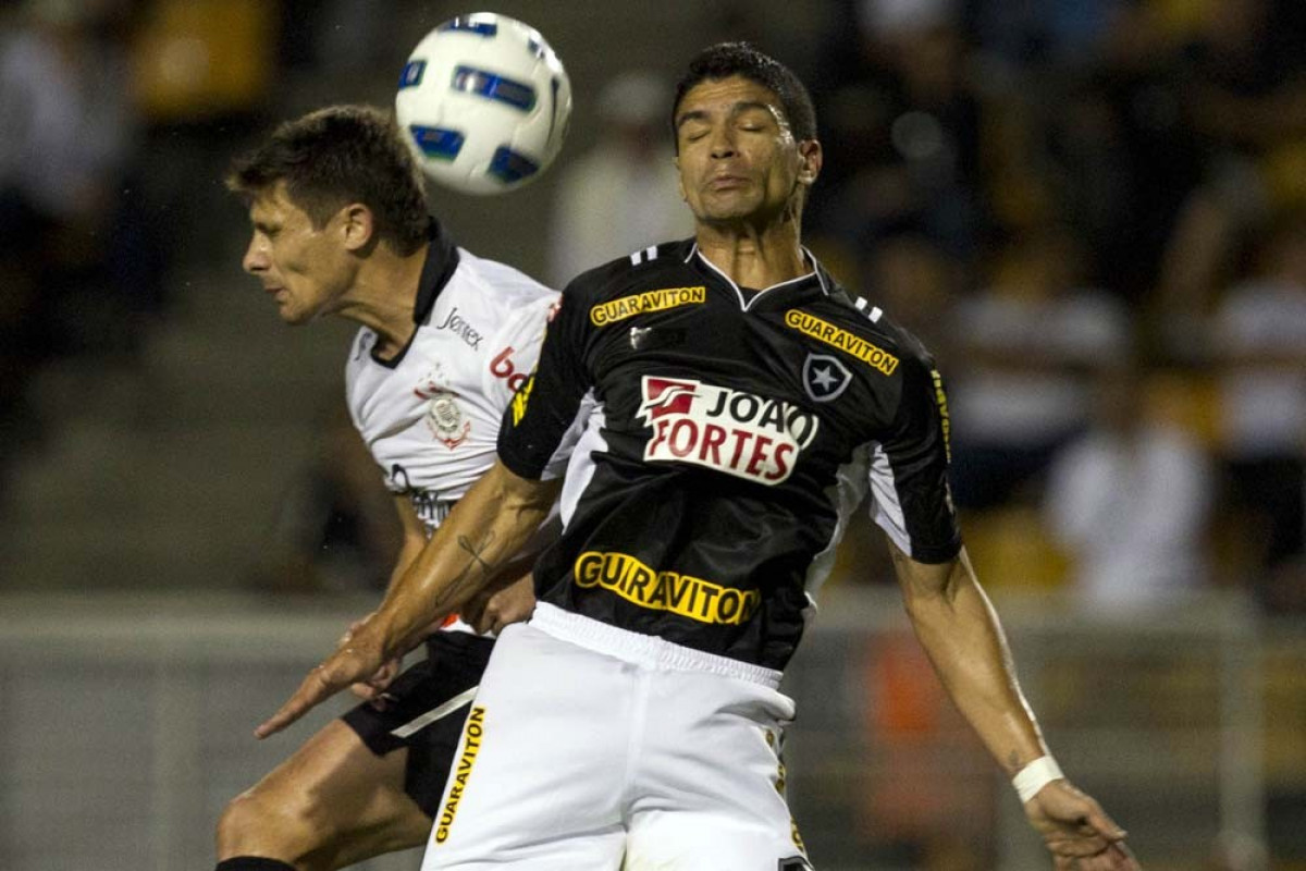 Alex e Renato durante a partida entre Corinthians x Botafogo, realizada esta noite no estdio do Pacaembu, vlida pela 29 rodada do Campeonato Brasileiro de 2011