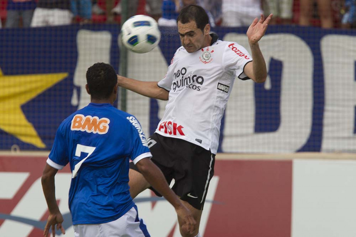 Danilo e Marquinhos Parana durante a partida entre Cruzeiro x Corinthians, realizada esta tarde no estdio da Arena do Jacar, em Sete Lagoas/MG, vlida pela 30 rodada do Campeonato Brasileiro de 2011