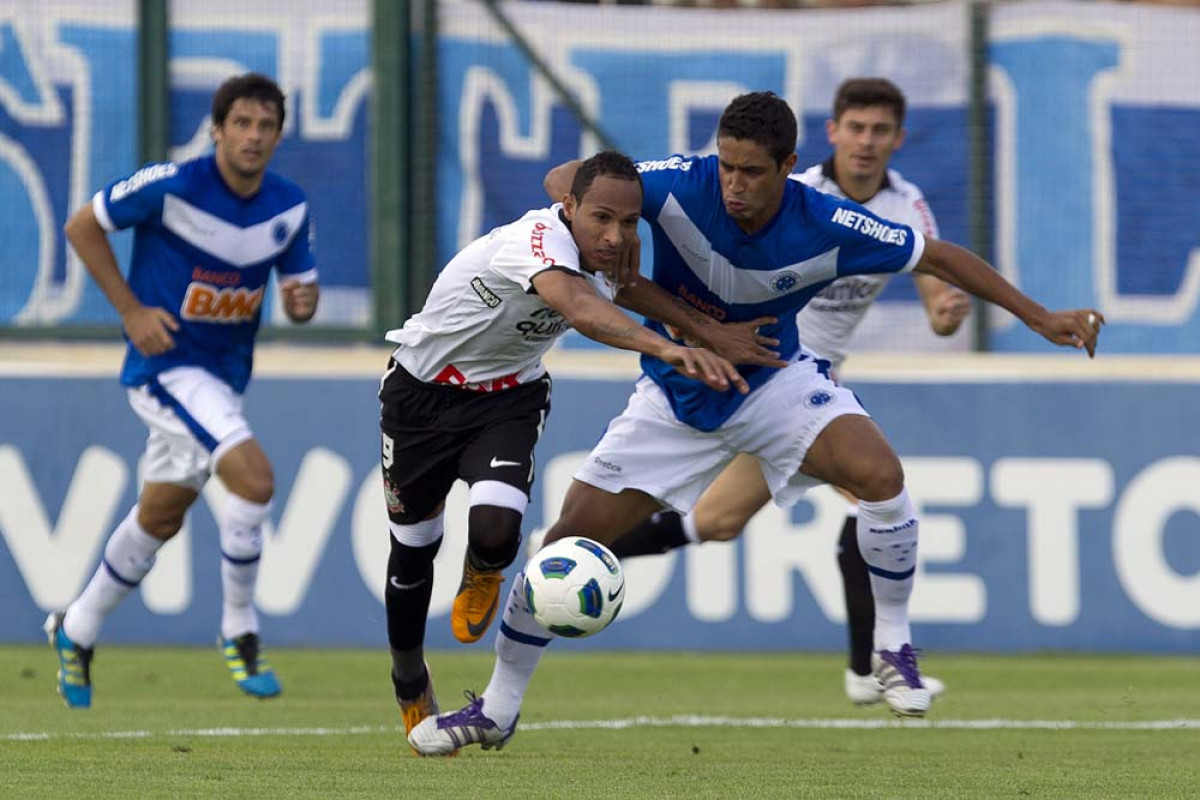 Liedson e Leo durante a partida entre Cruzeiro x Corinthians, realizada esta tarde no estdio da Arena do Jacar, em Sete Lagoas/MG, vlida pela 30 rodada do Campeonato Brasileiro de 2011