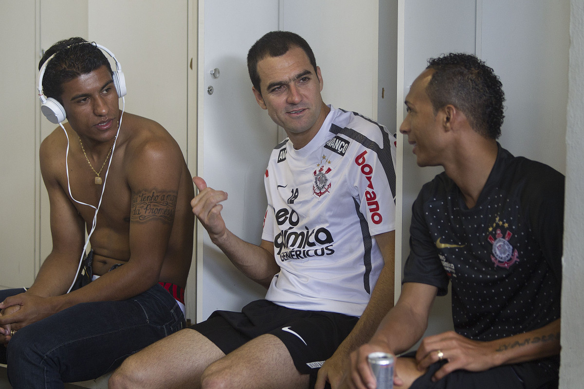 Paulinho; Danilo e Liedson nos vestirios antes da partida entre Cruzeiro x Corinthians, realizada esta tarde no estdio da Arena do Jacar, em Sete Lagoas/MG, vlida pela 30 rodada do Campeonato Brasileiro de 2011