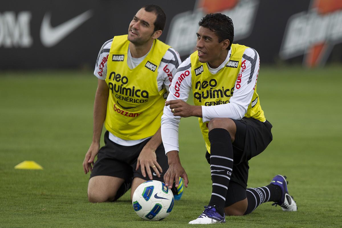 Danilo e Paulinho durante treino do Corinthians no CT Joaquim Grava em 2011