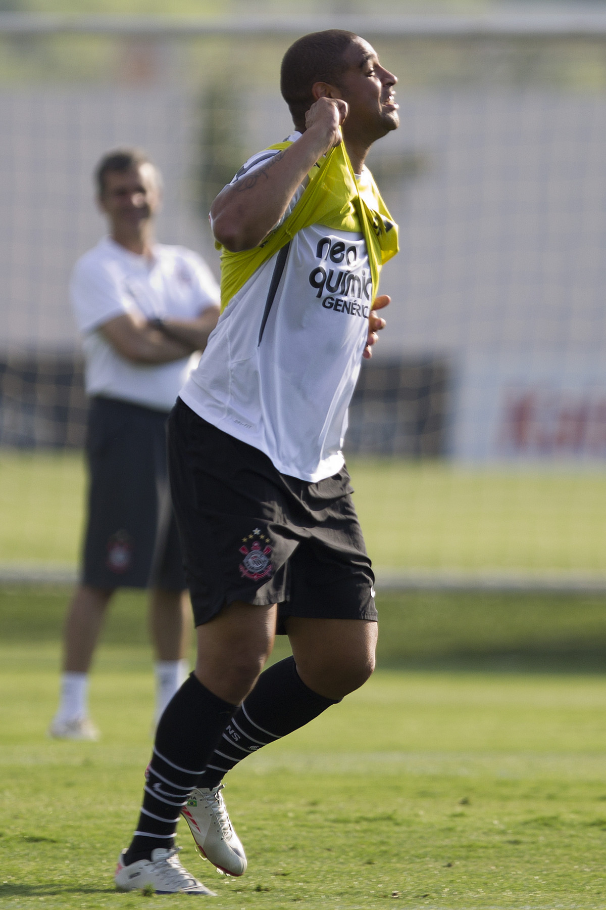 Adriano comemora seu gol durante o treino desta tarde no CT Joaquim Grava, no Parque Ecolgico do Tiete, o prximo jogo ser contra o Ava, domingo, dia 30/10, no Pacaembu, vlida pela 32 rodada do Brasileiro 2011