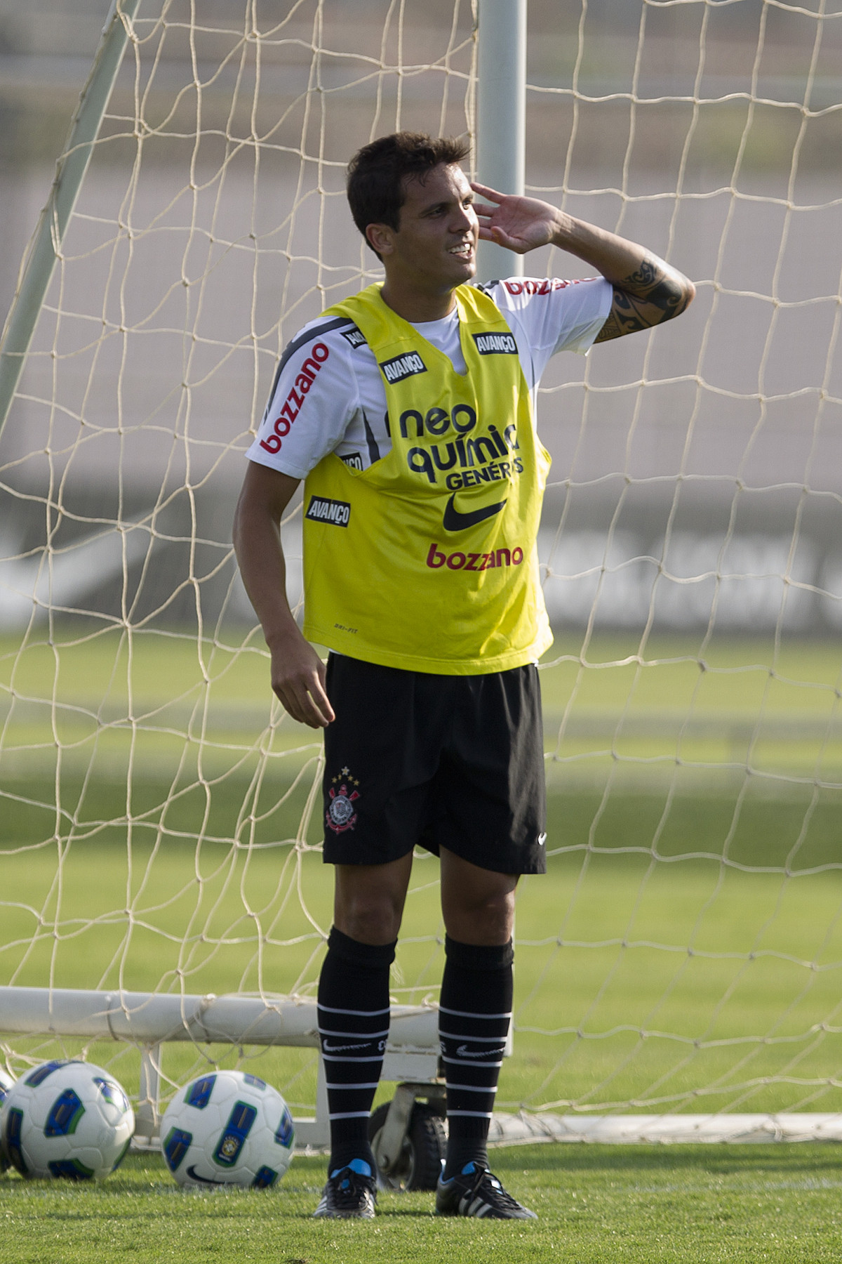 Ramon comemora gol no racho durante o treino desta tarde no CT Joaquim Grava, no Parque Ecolgico do Tiete, o prximo jogo ser contra o Ava, domingo, dia 30/10, no Pacaembu, vlida pela 32 rodada do Brasileiro 2011
