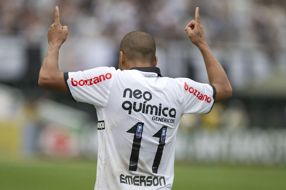 Emerson comemora gol o Corinthians durante a partida entre Corinthians x Ava, realizada esta tarde no estdio do Pacaembu, vlida pela 32 rodada do Campeonato Brasileiro de 2011