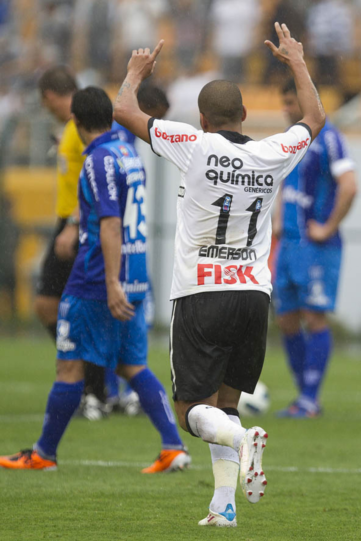 Emerson comemora seu gol durante a partida entre Corinthians x Ava, realizada esta tarde no estdio do Pacaembu, vlida pela 32 rodada do Campeonato Brasileiro de 2011