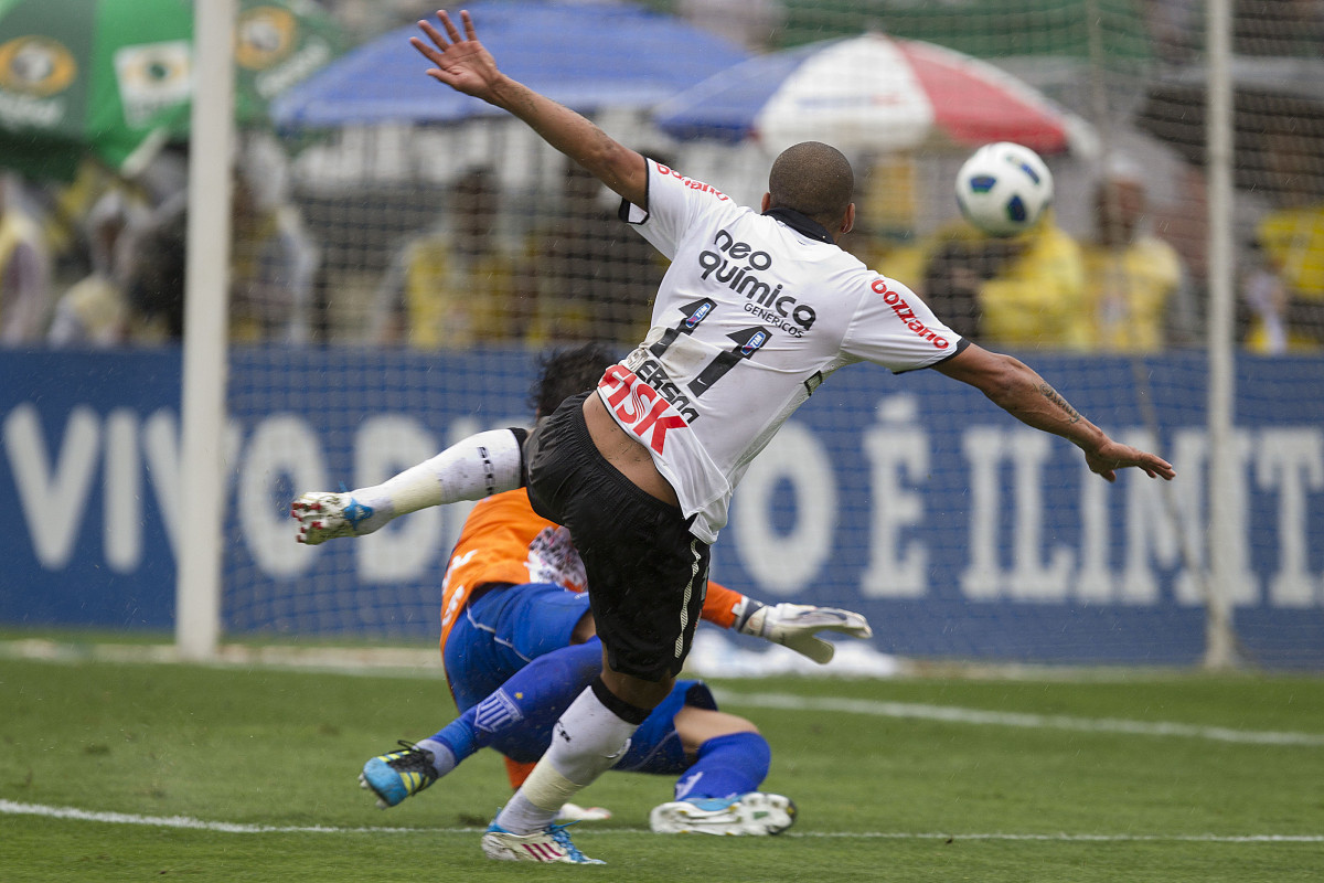 Emerson faz o primeiro gol do Corinthians durante a partida entre Corinthians x Ava, realizada esta tarde no estdio do Pacaembu, vlida pela 32 rodada do Campeonato Brasileiro de 2011