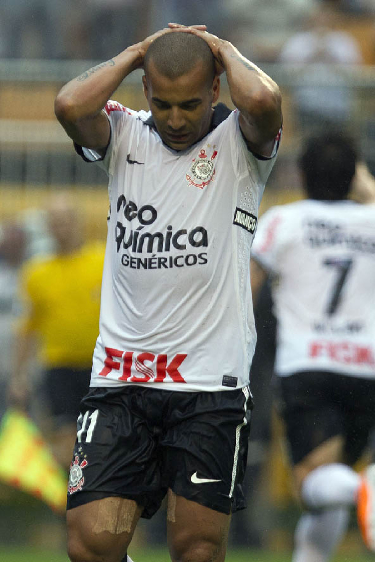 Emerson lamenta perda de um gol durante a partida entre Corinthians x Ava, realizada esta tarde no estdio do Pacaembu, vlida pela 32 rodada do Campeonato Brasileiro de 2011