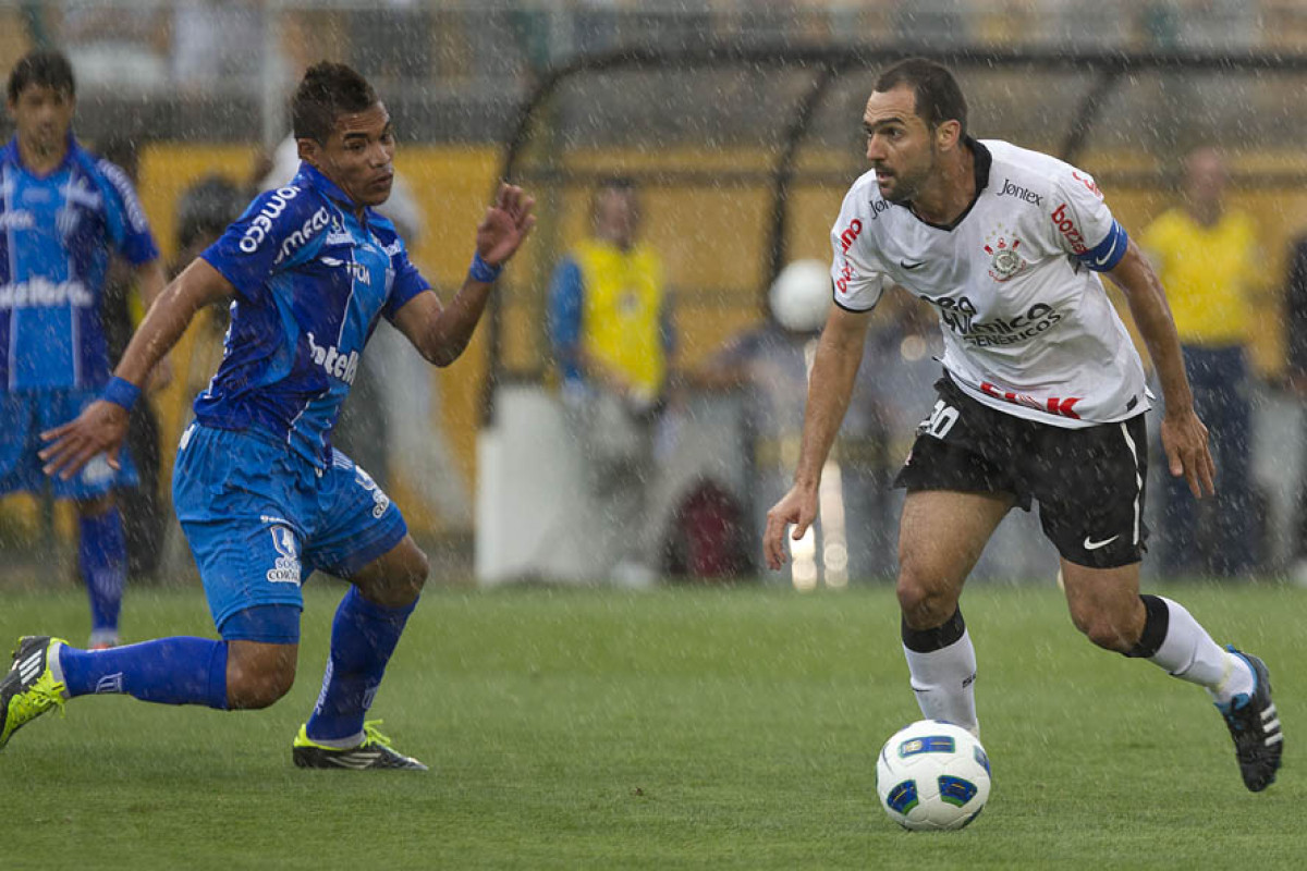 Jr. Urso e Danilo durante a partida entre Corinthians x Ava, realizada esta tarde no estdio do Pacaembu, vlida pela 32 rodada do Campeonato Brasileiro de 2011