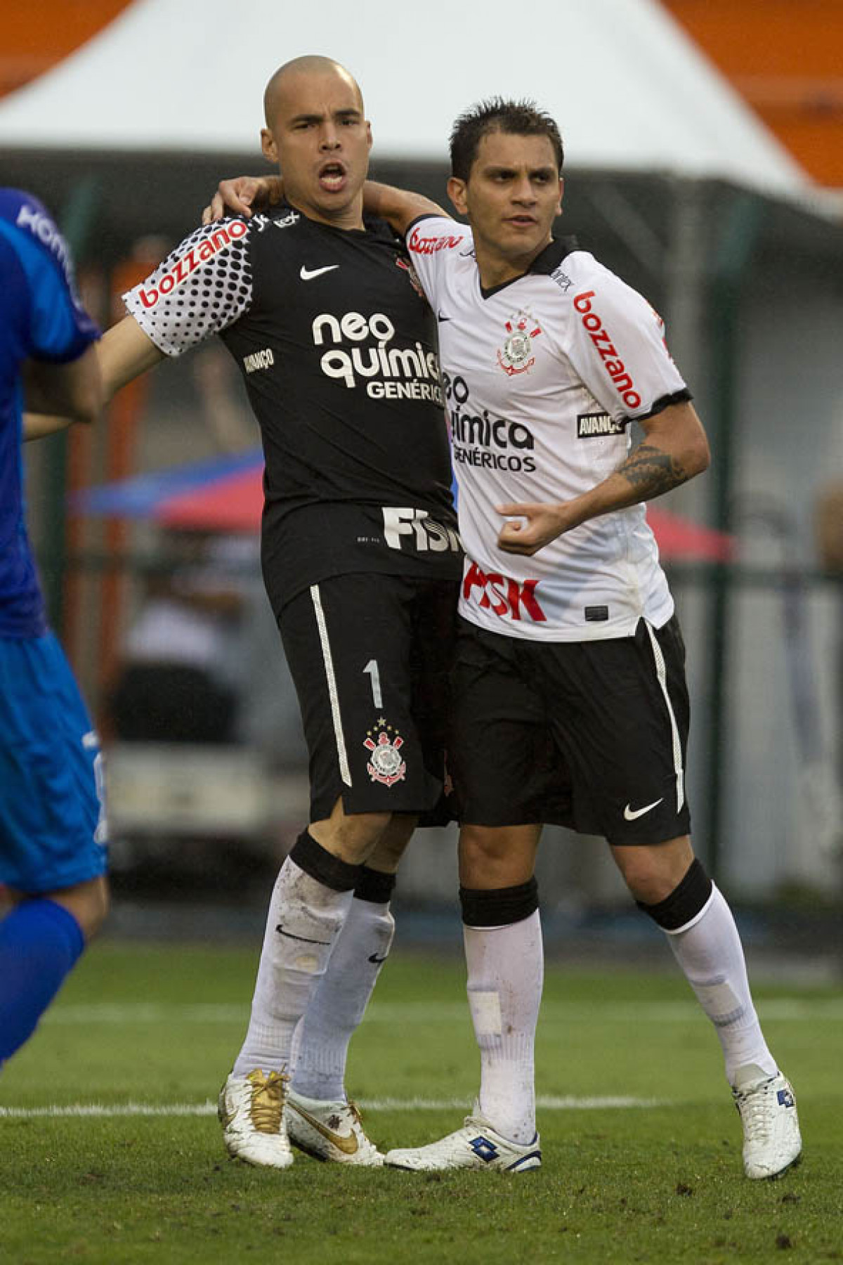 Julio Cesar e Fabio Santos comemoram a vitoria durante a partida entre Corinthians x Ava, realizada esta tarde no estdio do Pacaembu, vlida pela 32 rodada do Campeonato Brasileiro de 2011