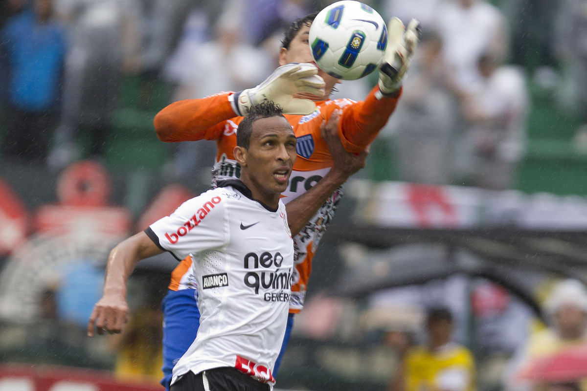 Liedson e Felipe durante a partida entre Corinthians x Ava, realizada esta tarde no estdio do Pacaembu, vlida pela 32 rodada do Campeonato Brasileiro de 2011