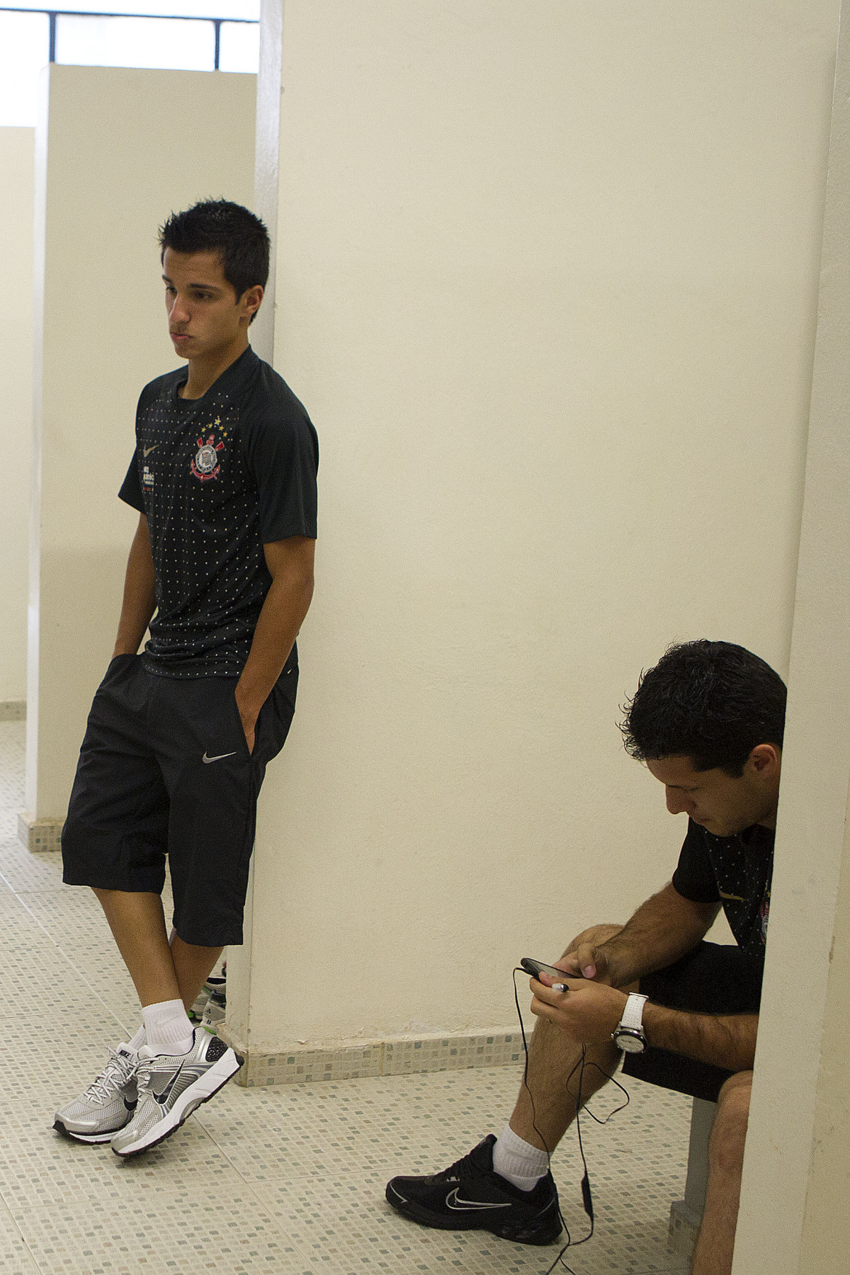Matheus e Bruno Octavio nos vestirios antes da partida entre Corinthians x Ava, realizada esta tarde no estdio do Pacaembu, vlida pela 32 rodada do Campeonato Brasileiro de 2011