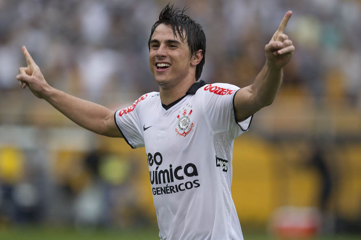 Willian comemora gol durante a partida entre Corinthians x Ava, realizada esta tarde no estdio do Pacaembu, vlida pela 32 rodada do Campeonato Brasileiro de 2011
