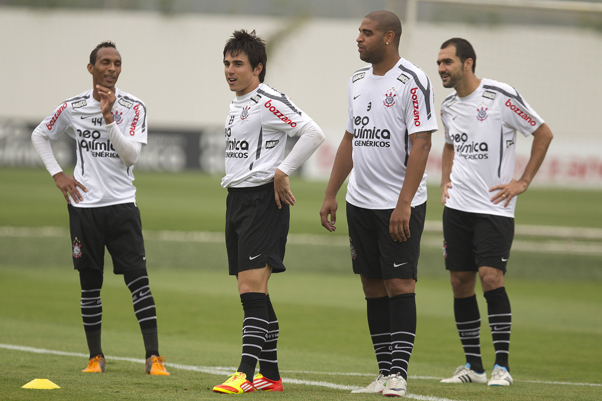 Liedson, Willian, Adriano e Danilo durante treino do Corinthians em 2011