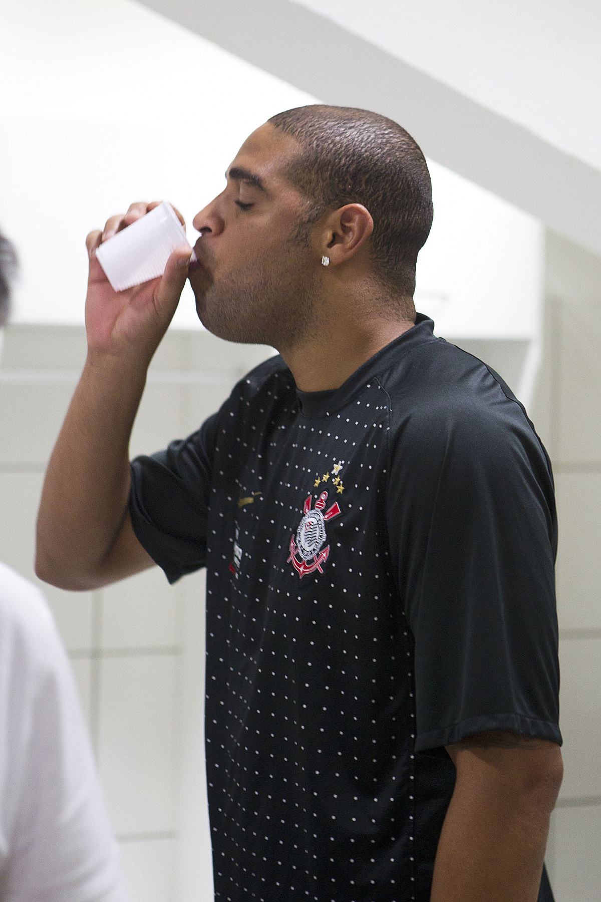 Adriano nos vestiários antes da partida entre Ceará x Corinthians, realizada esta noite no estádio Presidente Vargas, em Fortaleza, válida pela 35ª rodada do Campeonato Brasileiro de 2011