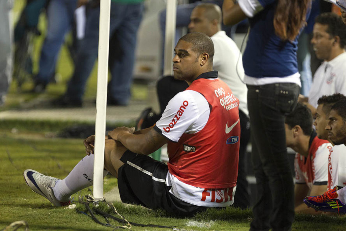 Adriano sentado no banco de reservas durante a partida entre Cear x Corinthians, realizada esta noite no estdio Presidente Vargas, em Fortaleza, vlida pela 35 rodada do Campeonato Brasileiro de 2011