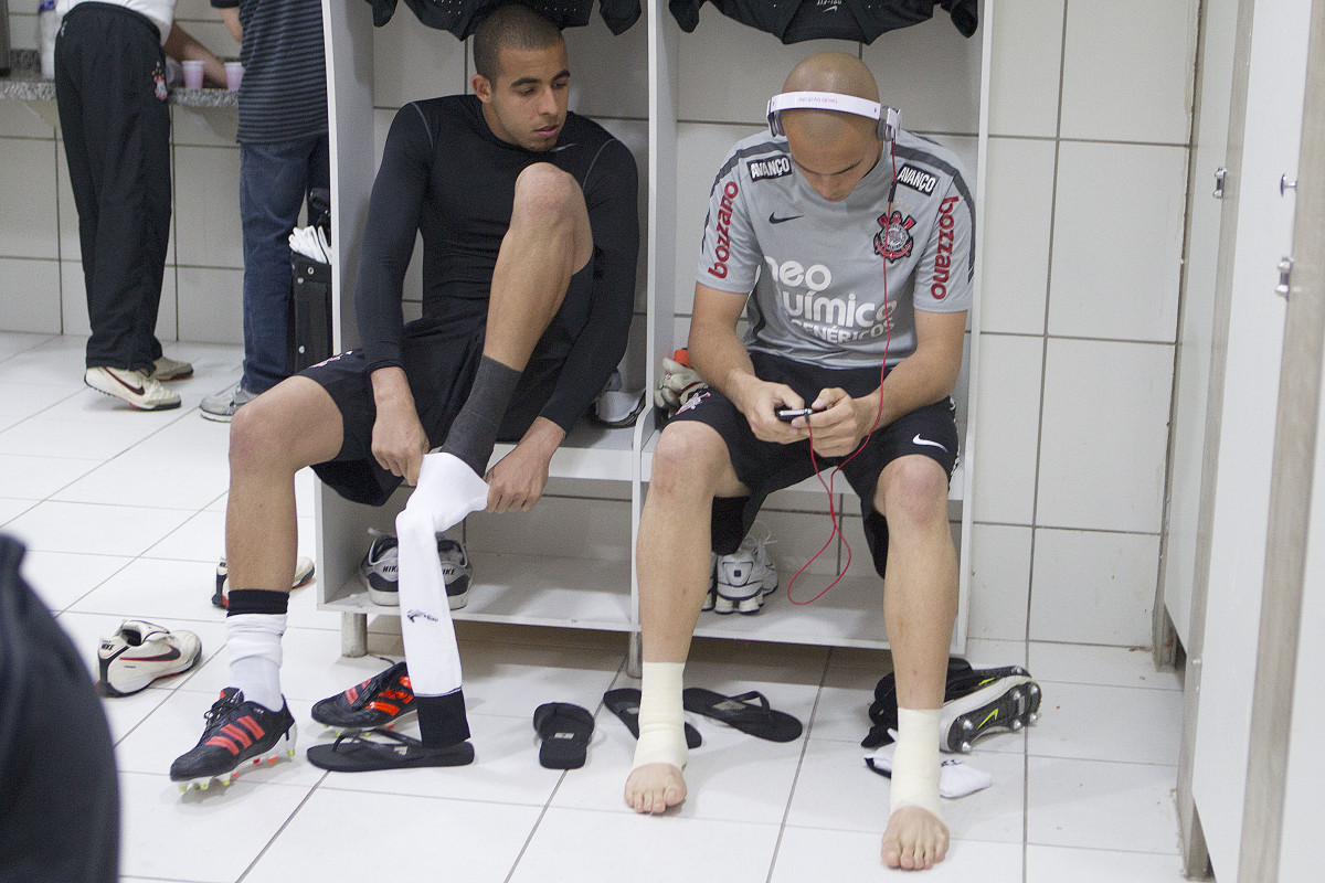 Danilo Fernandes e Julio Cesar nos vestiários antes da partida entre Ceará x Corinthians, realizada esta noite no estádio Presidente Vargas, em Fortaleza, válida pela 35ª rodada do Campeonato Brasileiro de 2011