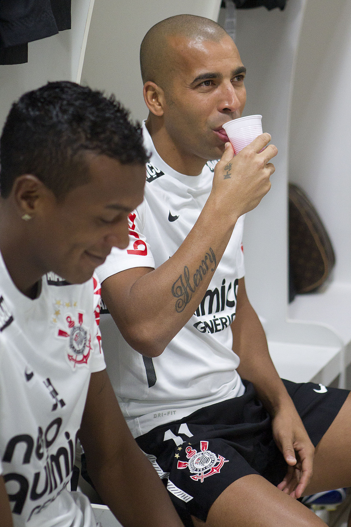 Edenilson e Emerson nos vestirios antes da partida entre Cear x Corinthians, realizada esta noite no estdio Presidente Vargas, em Fortaleza, vlida pela 35 rodada do Campeonato Brasileiro de 2011