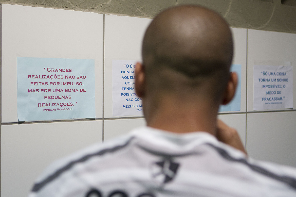Emerson le bilhetes deixados nos vestiários antes da partida entre Ceará x Corinthians, realizada esta noite no estádio Presidente Vargas, em Fortaleza, válida pela 35ª rodada do Campeonato Brasileiro de 2011