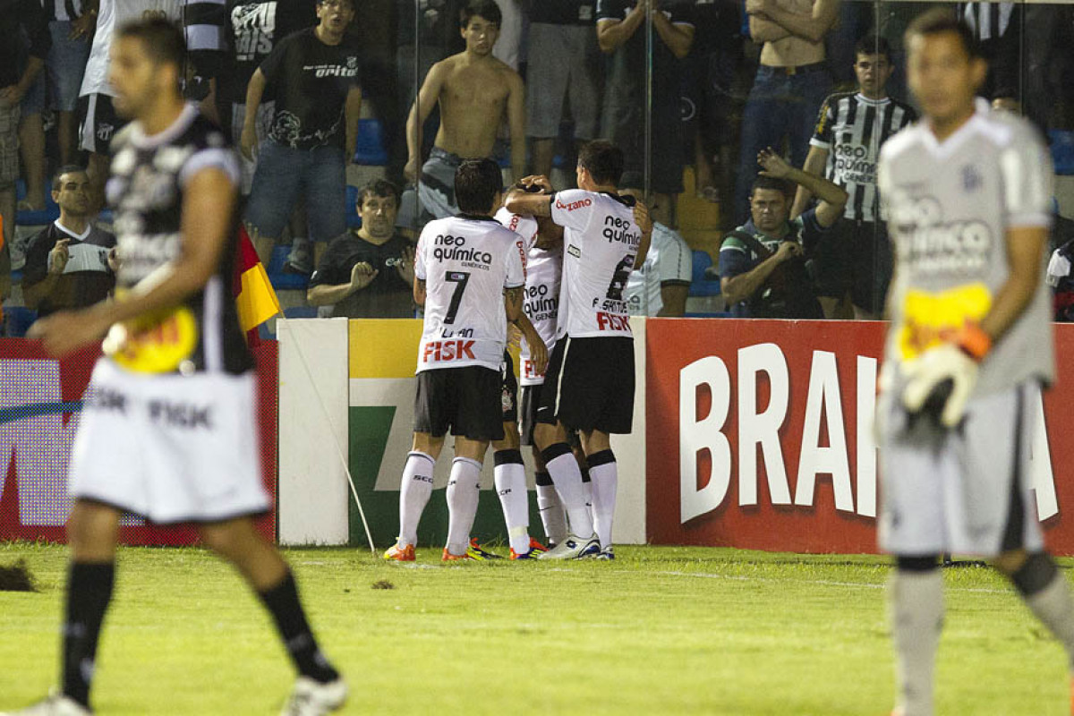 Jogadores comemoram gol durante a partida entre Cear x Corinthians, realizada esta noite no estdio Presidente Vargas, em Fortaleza, vlida pela 35 rodada do Campeonato Brasileiro de 2011