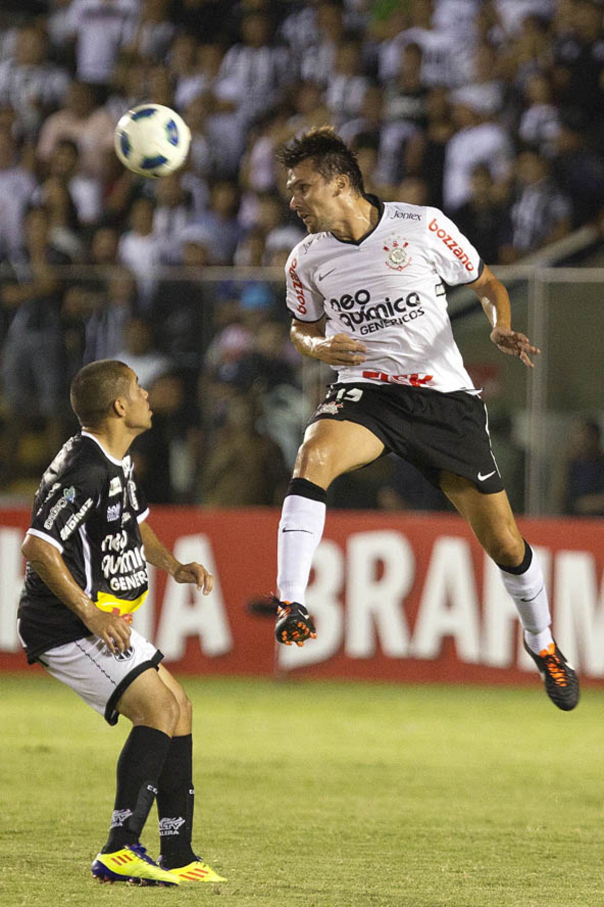 Juca e Paulo Andr durante a partida entre Cear x Corinthians, realizada esta noite no estdio Presidente Vargas, em Fortaleza, vlida pela 35 rodada do Campeonato Brasileiro de 2011