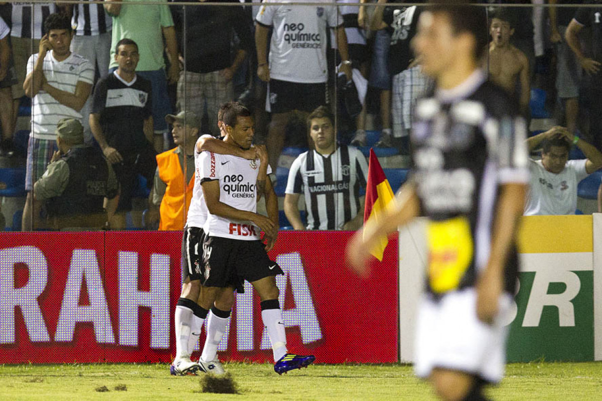 Luis Ramirez comemora seu gol durante a partida entre Cear x Corinthians, realizada esta noite no estdio Presidente Vargas, em Fortaleza, vlida pela 35 rodada do Campeonato Brasileiro de 2011