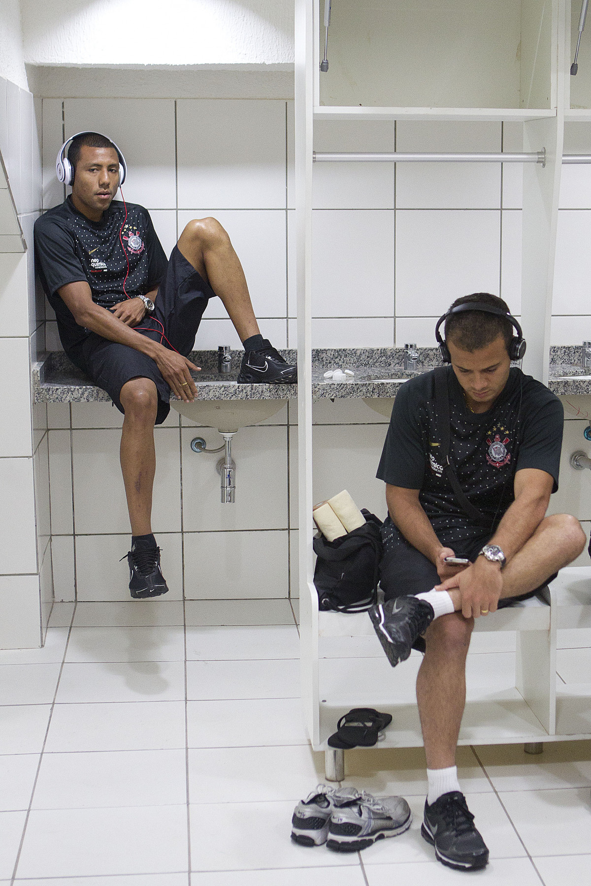 Luis Ramirez e Morais nos vestiários antes da partida entre Ceará x Corinthians, realizada esta noite no estádio Presidente Vargas, em Fortaleza, válida pela 35ª rodada do Campeonato Brasileiro de 2011