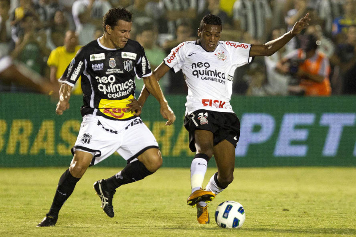 Michel e Edenilson durante a partida entre Cear x Corinthians, realizada esta noite no estdio Presidente Vargas, em Fortaleza, vlida pela 35 rodada do Campeonato Brasileiro de 2011