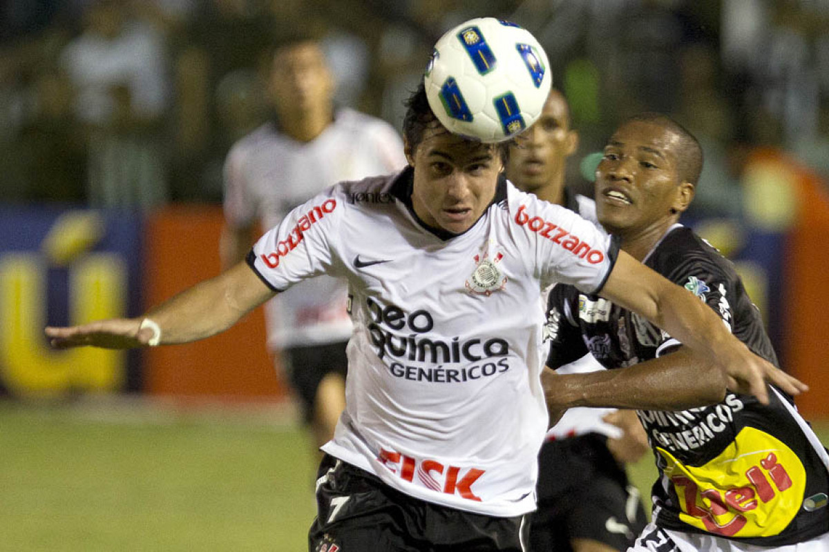 Willian e Joo Marcos durante a partida entre Cear x Corinthians, realizada esta noite no estdio Presidente Vargas, em Fortaleza, vlida pela 35 rodada do Campeonato Brasileiro de 2011