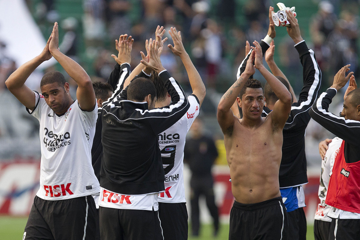 Adriano agrade a torcida durante a partida entre Corinthians x Atltico-MG, realizada esta tarde no estdio do Pacaembu, vlida pela 36 rodada do Campeonato Brasileiro de 2011