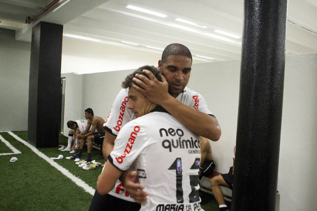 Adriano com Alex nos vestirios aps a partida entre Corinthians x Atltico-MG, realizada esta tarde no estdio do Pacaembu, vlida pela 36 rodada do Campeonato Brasileiro de 2011
