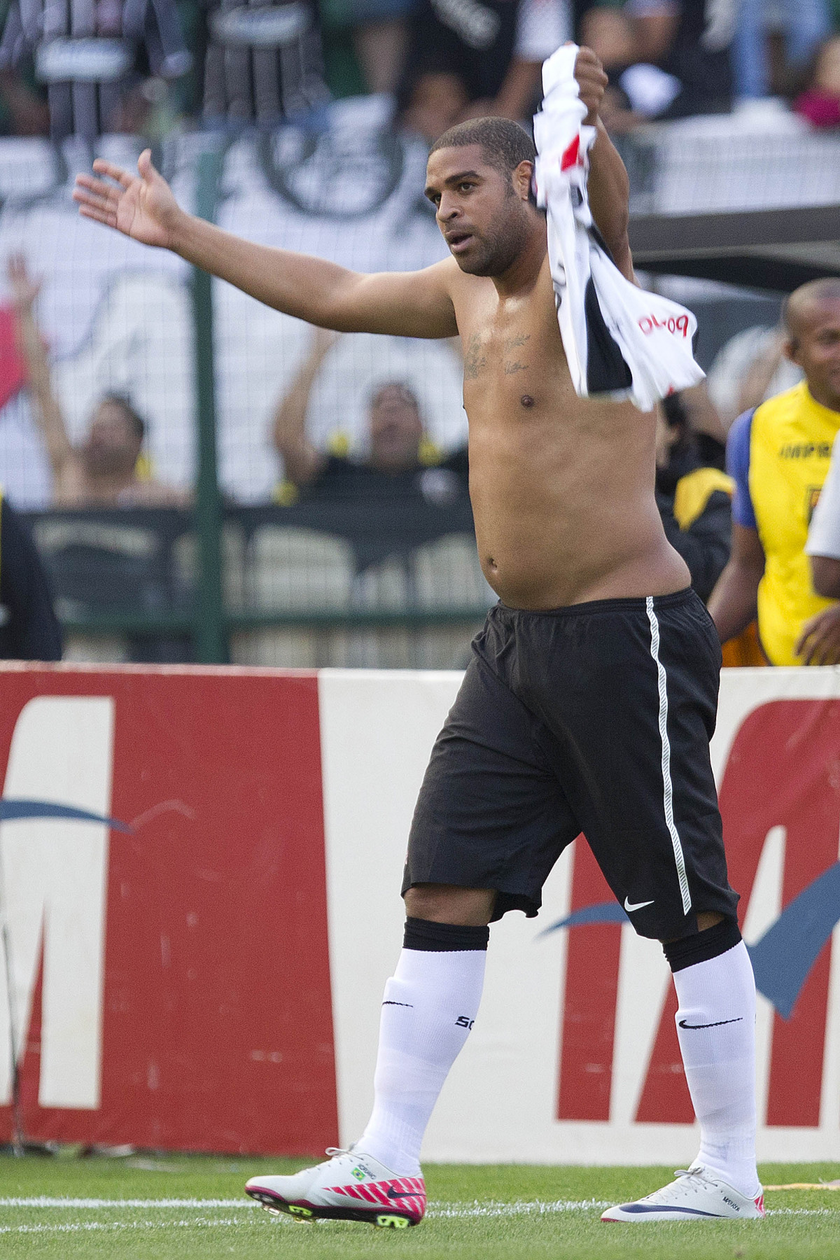 Adriano comemora seu gol durante a partida entre Corinthians x Atltico-MG, realizada esta tarde no estdio do Pacaembu, vlida pela 36 rodada do Campeonato Brasileiro de 2011