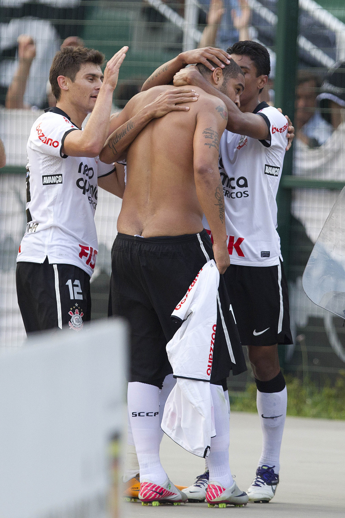 Adriano comemora seu gol durante a partida entre Corinthians x Atltico-MG, realizada esta tarde no estdio do Pacaembu, vlida pela 36 rodada do Campeonato Brasileiro de 2011