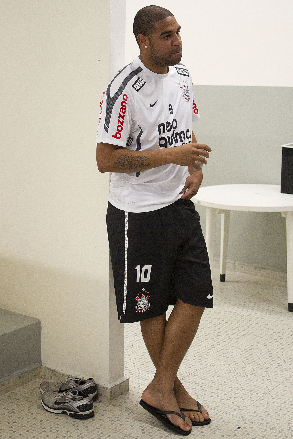 Adriano nos vestiários antes da partida entre Corinthians x Atlético-MG, realizada esta tarde no estádio do Pacaembu, válida pela 36ª rodada do Campeonato Brasileiro de 2011