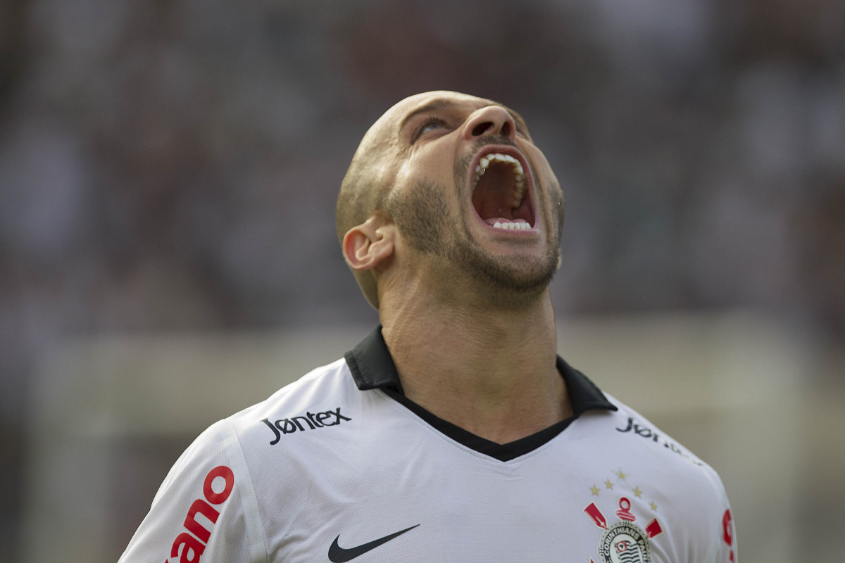Alessandro comemora gol de Liedson durante a partida entre Corinthians x Atltico-MG, realizada esta tarde no estdio do Pacaembu, vlida pela 36 rodada do Campeonato Brasileiro de 2011
