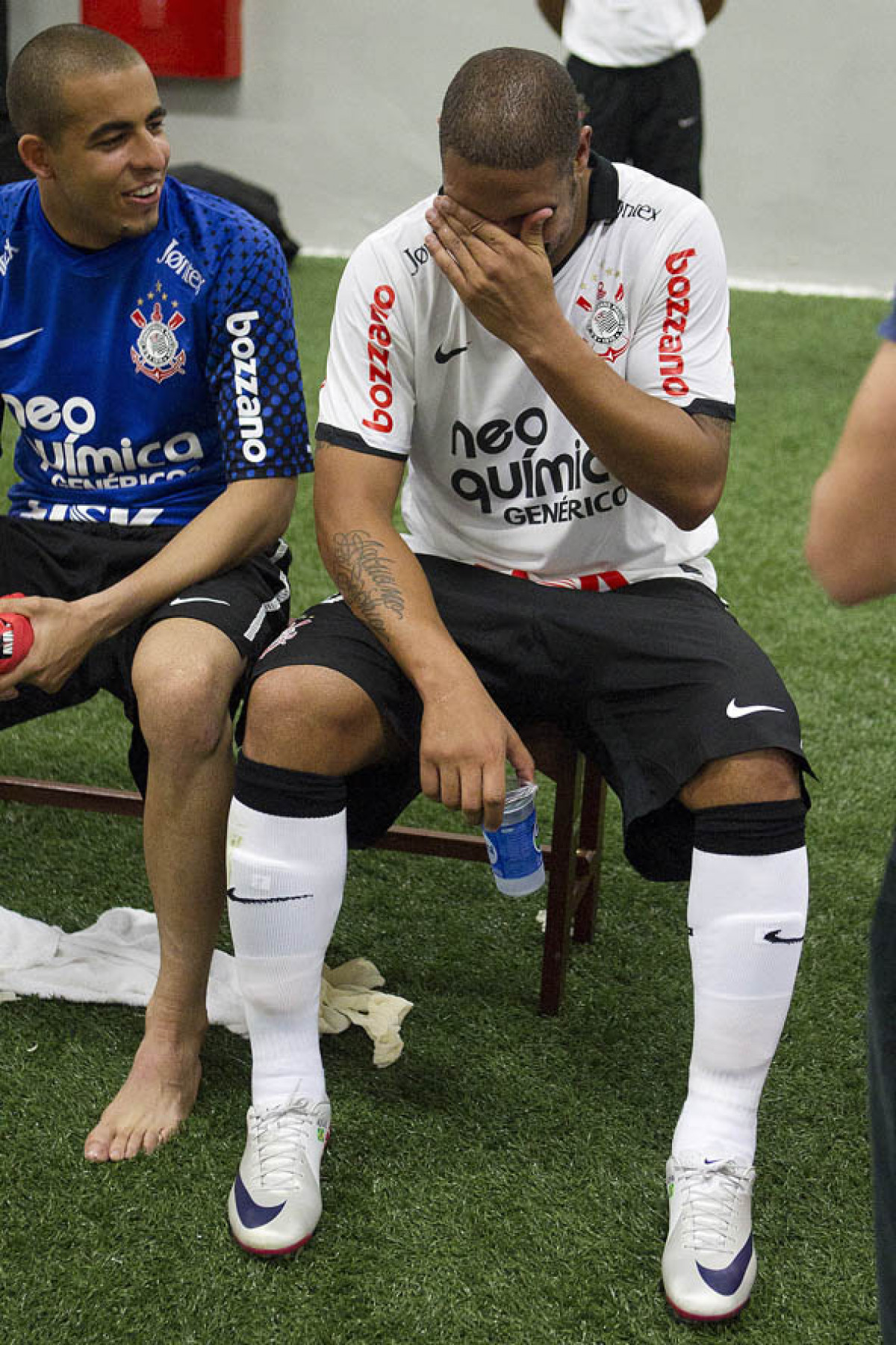 Danilo Fernandes com Adriano nos vestirios aps a partida entre Corinthians x Atltico-MG, realizada esta tarde no estdio do Pacaembu, vlida pela 36 rodada do Campeonato Brasileiro de 2011