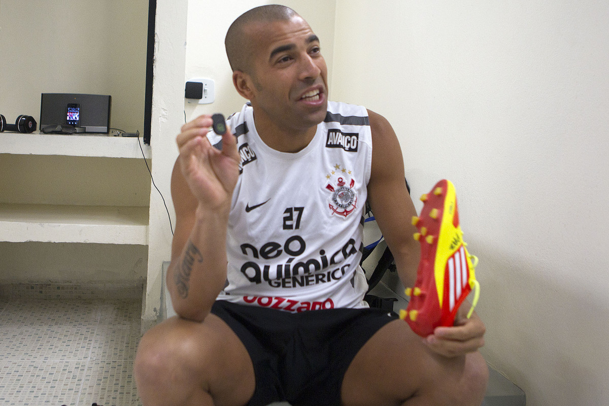 Emerson nos vestiários antes da partida entre Corinthians x Atlético-MG, realizada esta tarde no estádio do Pacaembu, válida pela 36ª rodada do Campeonato Brasileiro de 2011