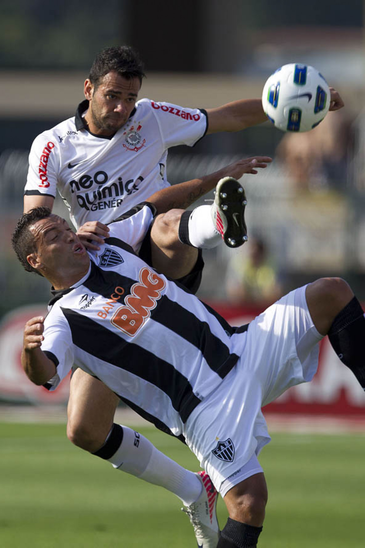 Leandro Castn e Daniel Carvalho durante a partida entre Corinthians x Atltico-MG, realizada esta tarde no estdio do Pacaembu, vlida pela 36 rodada do Campeonato Brasileiro de 2011