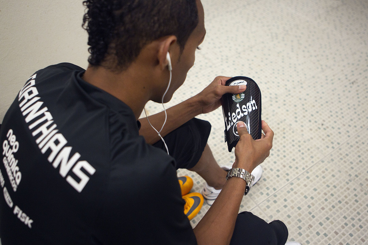 Liedson mostra a caneleira com o seu nome nos vestiários antes da partida entre Corinthians x Atlético-MG, realizada esta tarde no estádio do Pacaembu, válida pela 36ª rodada do Campeonato Brasileiro de 2011