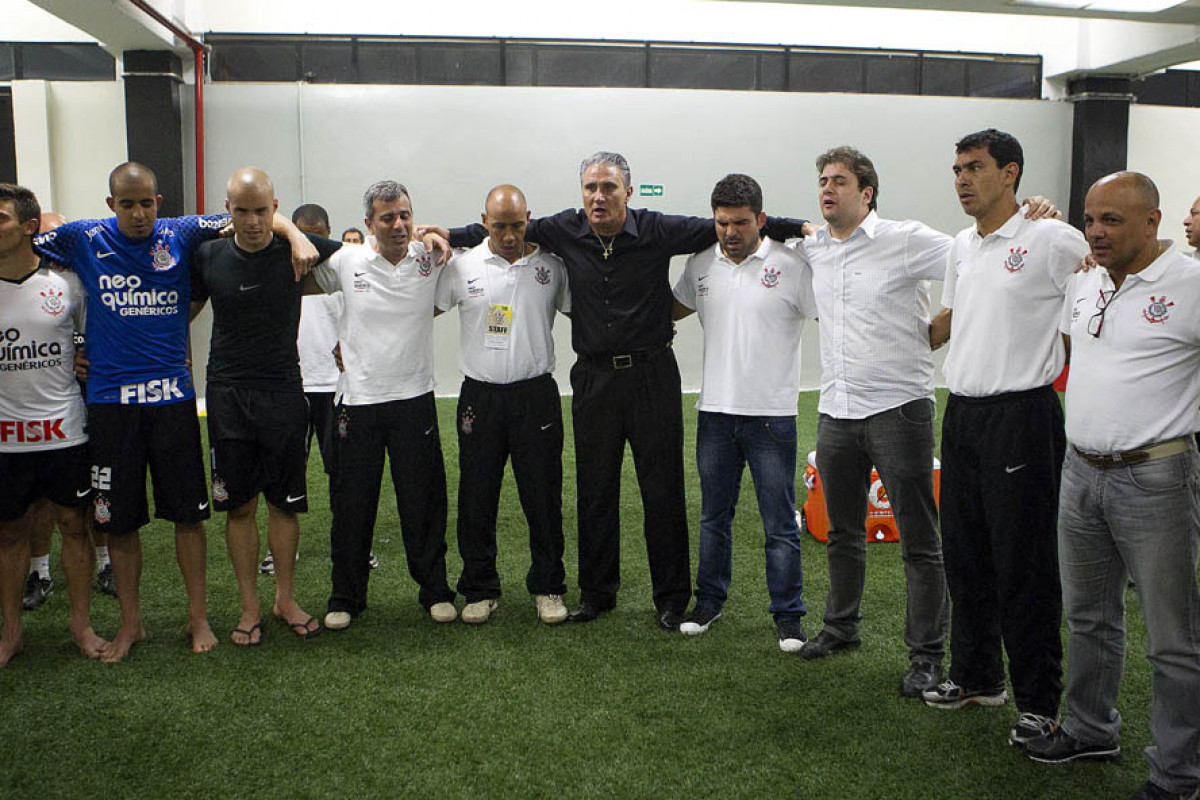 Oracao nos vestirios aps a partida entre Corinthians x Atltico-MG, realizada esta tarde no estdio do Pacaembu, vlida pela 36 rodada do Campeonato Brasileiro de 2011