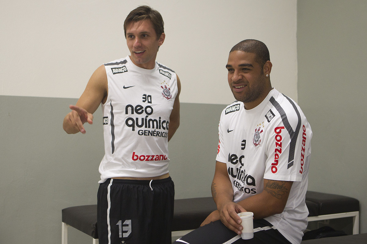 Paulo André e Adriano nos vestiários antes da partida entre Corinthians x Atlético-MG, realizada esta tarde no estádio do Pacaembu, válida pela 36ª rodada do Campeonato Brasileiro de 2011
