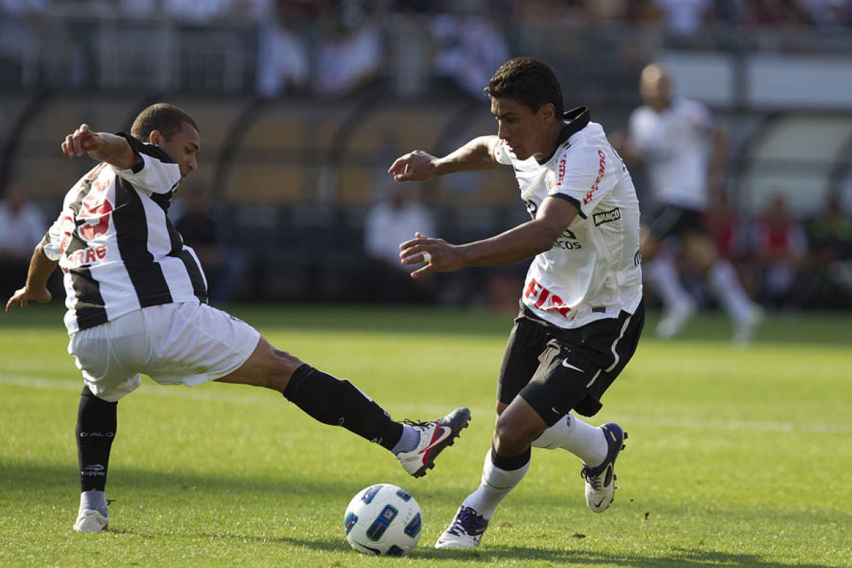 Pierre e Paulinho durante a partida entre Corinthians x Atltico-MG, realizada esta tarde no estdio do Pacaembu, vlida pela 36 rodada do Campeonato Brasileiro de 2011