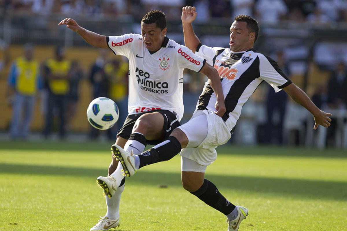 Ralf e Daniel Carvalho durante a partida entre Corinthians x Atltico-MG, realizada esta tarde no estdio do Pacaembu, vlida pela 36 rodada do Campeonato Brasileiro de 2011